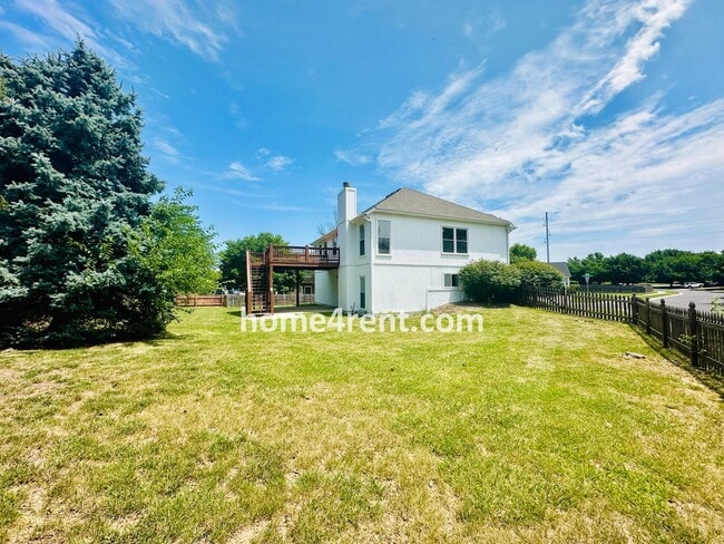 Building Photo - Brand New Paint, Wood Floors, Walkout Fini...