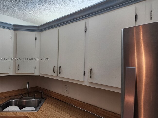 Building Photo - 3561 Pine Tree Ct