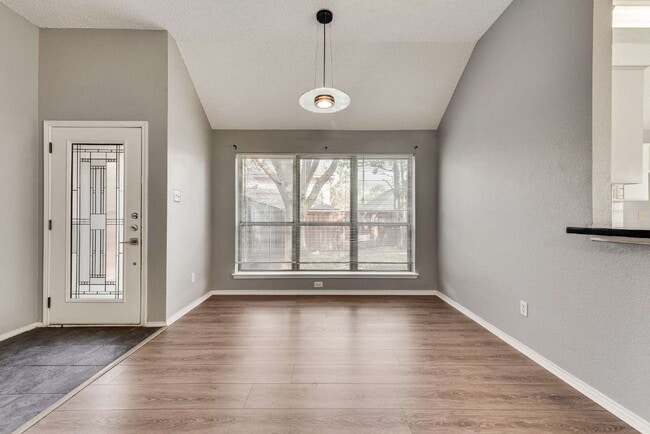 Building Photo - Garden haven 3 bed 2 bath home in H-E-B school district