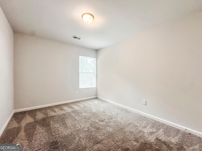 Building Photo - 196 Daisy Cir