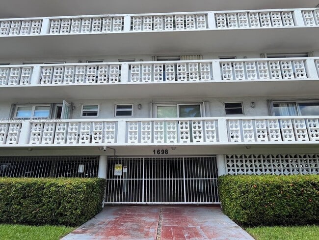 Building Photo - 1698 Jefferson Ave