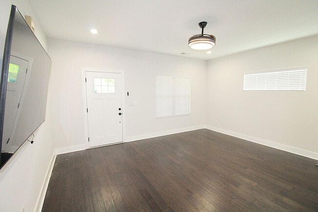 Building Photo - Modern 3-Bedroom Home with Fenced Yard & U...