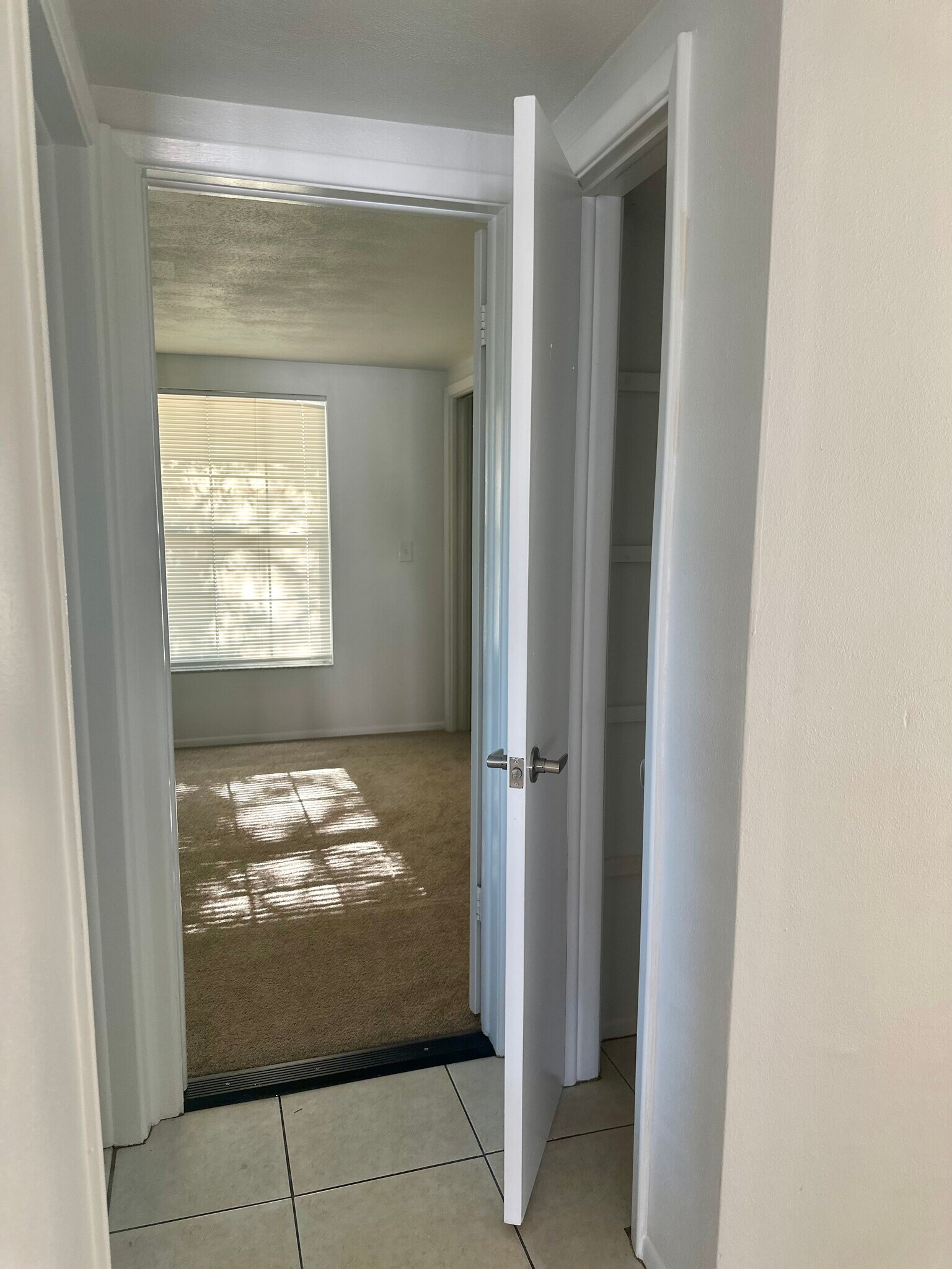 Building Photo - 11010 Tamarix Ave