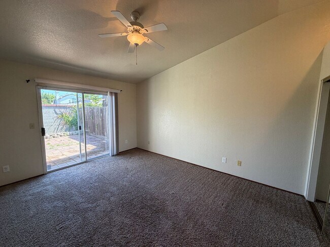Building Photo - Corner Lot