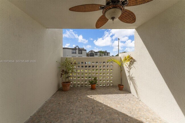 Building Photo - 9735 Fontainebleau Blvd