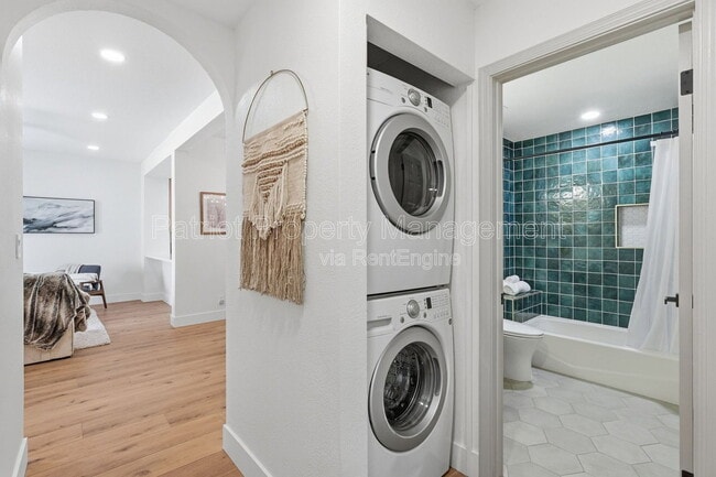 Building Photo - 9708 E Vía Linda