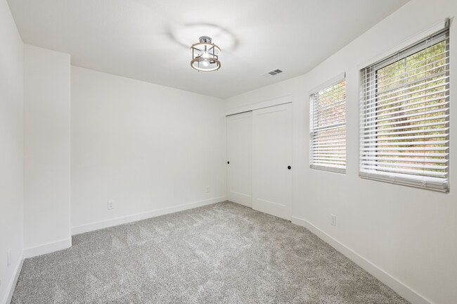 Building Photo - 915 E Central Ave