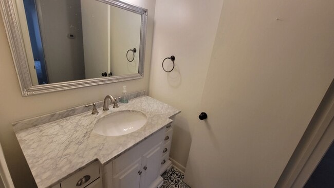 Building Photo - Clean Two Bedroom Condo For Rent