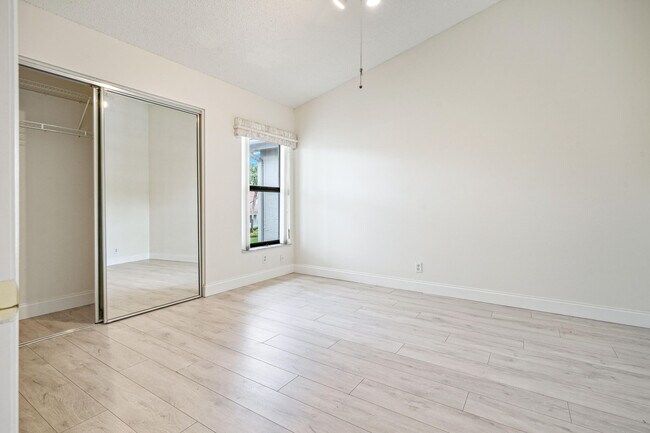 Building Photo - 10910 Lakemore Ln