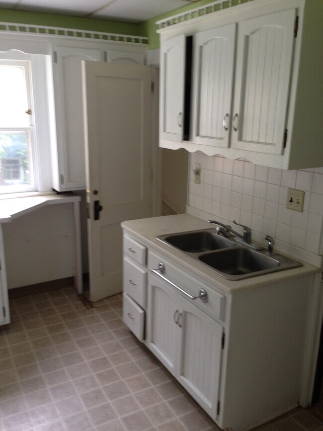 Kitchen - 720 Clark Ct