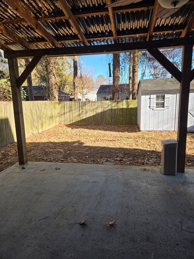 Building Photo - Lovely 3 Bedroom house near Town Center