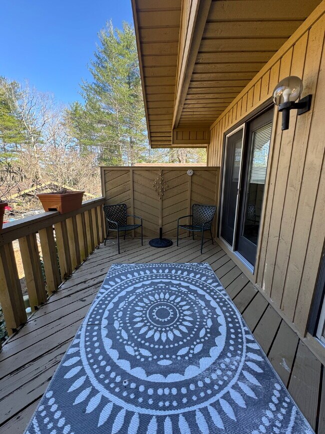 Building Photo - "Charming 2-Bedroom Condo with Cozy Fireplace in Hendersonville – 1603 Sq Ft of Comfort!"