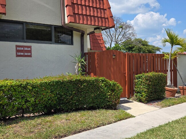 Building Photo - 3888 Victoria Dr