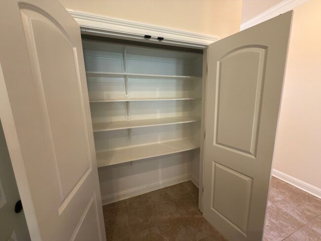 Building Photo - 3-Bedroom Home with Central AC, Gas Fireplace & Spacious Backyard