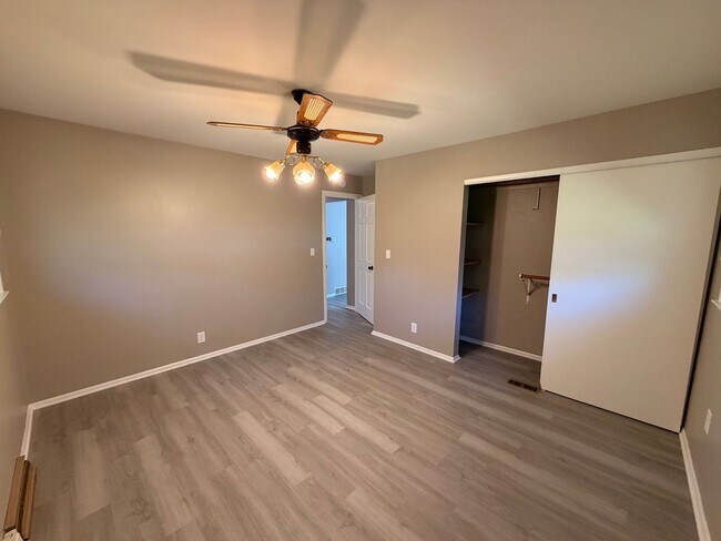 Building Photo - 3 Bed/1 Bath Home with Garage Parking!!