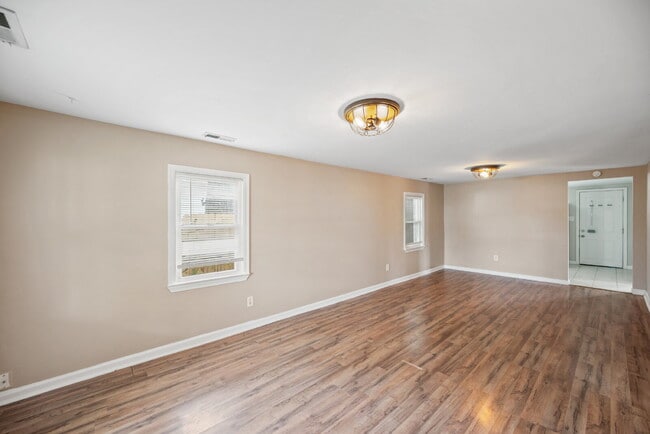 Building Photo - CHARMING 3 BEDROOM 1 BATH NEAR LITTLE CREEK & SHORE DR