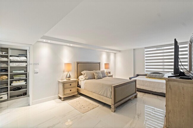 Building Photo - 6039 Collins Ave