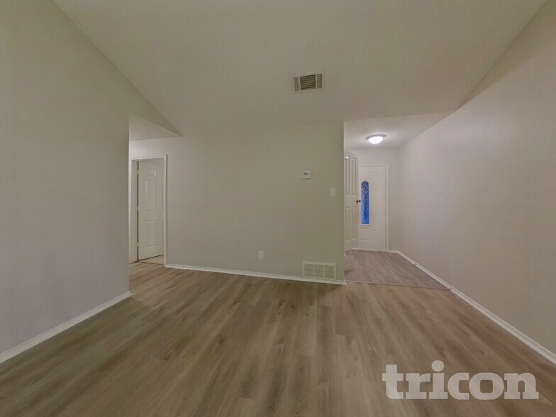 Building Photo - 521 Clover Dr