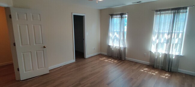 Building Photo - 4 bedroom townhome with garage