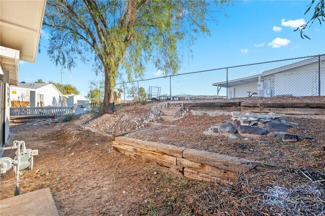 Building Photo - 590 Holly St
