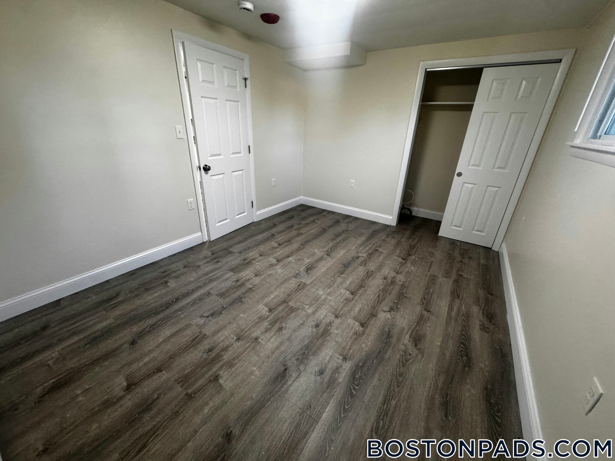 Building Photo - 11 River Dr