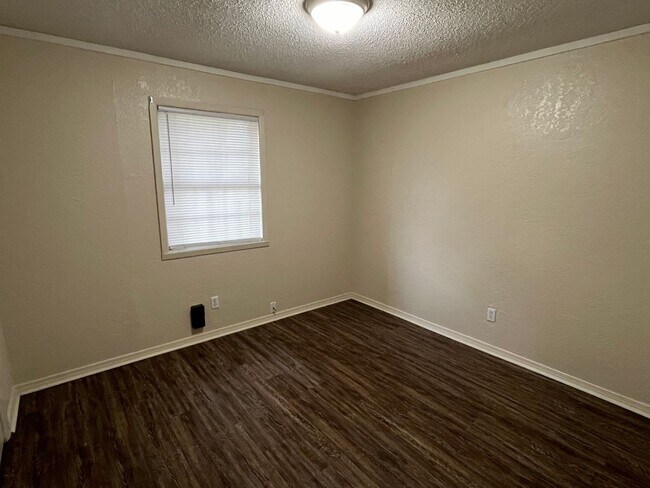 Building Photo - 101-103 Love Street