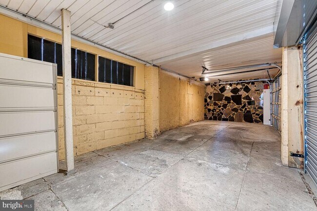 Building Photo - 106 S Castle St