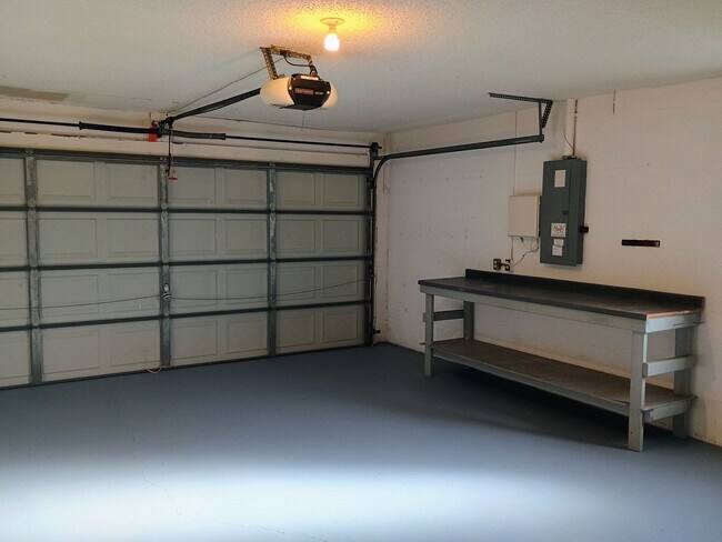 Building Photo - 2 bedroom 2 bathroom Large House for rent ...