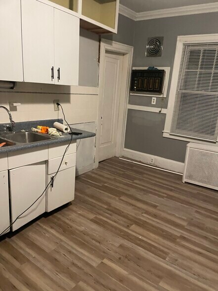 Building Photo - 572 Dickinson St