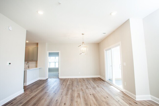 Building Photo - 2BR/2BA - Beautiful condo on River Road - ...