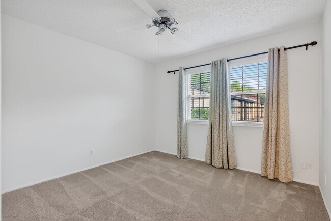 Building Photo - Spacious & Exciting Townhome style Condo