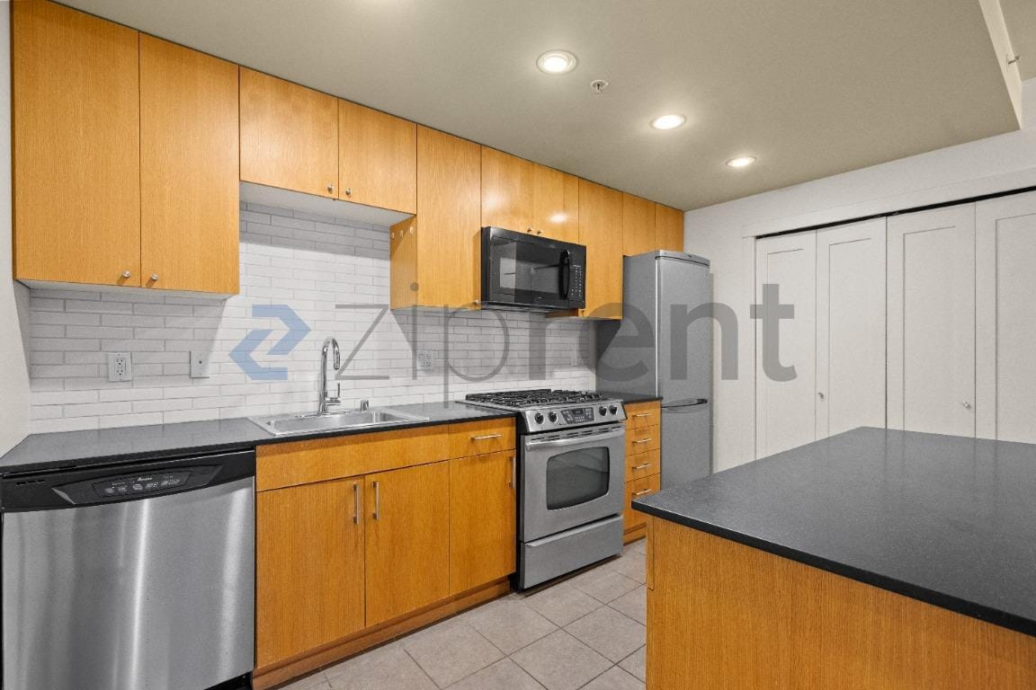 Building Photo - 81 Clay St