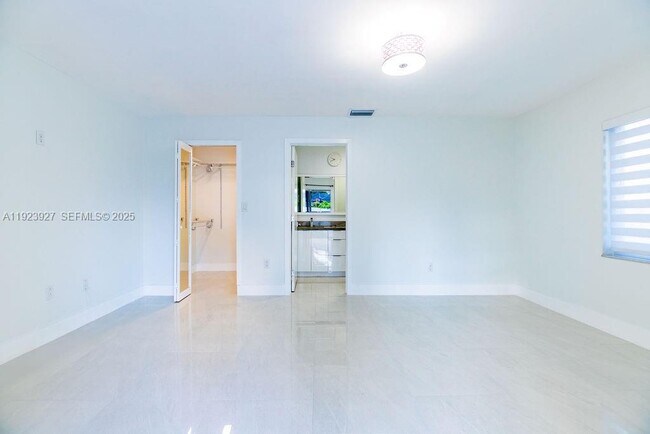 Building Photo - 3425 SW 69th Ave