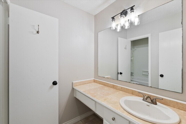 Building Photo - 16106 New Field Dr