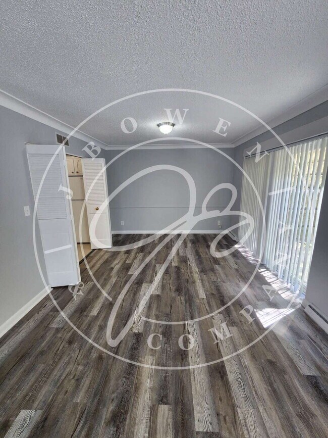 Building Photo - 2 bed 2 bath first floor apartment- Ottawa...