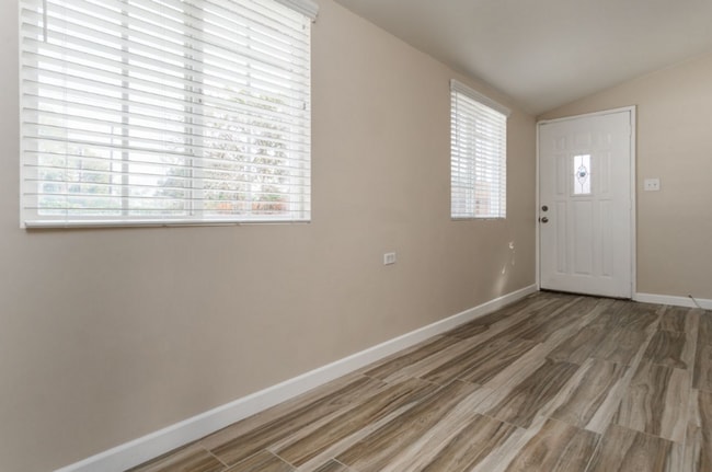 Building Photo - Completely renovated 1 bed, 1 bath house with yard