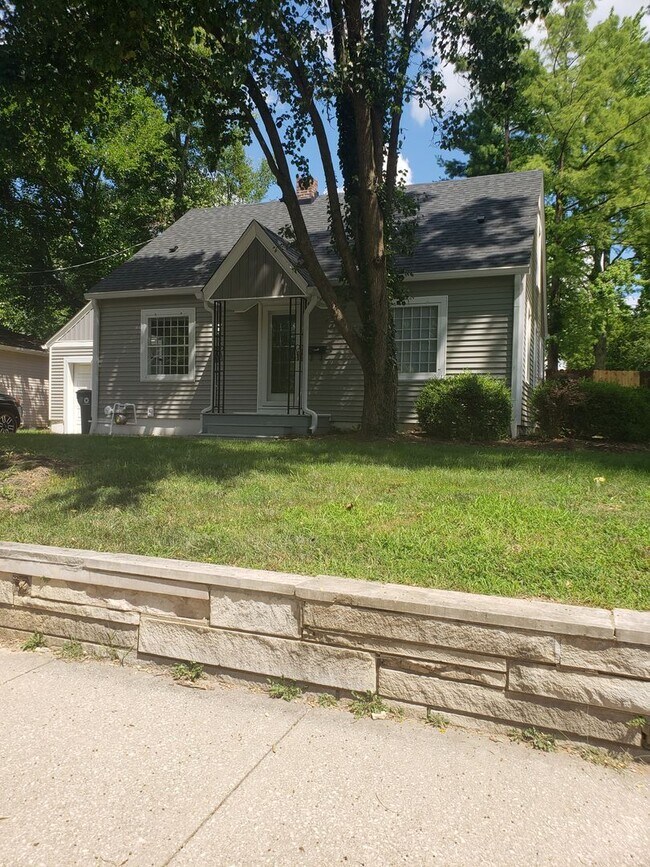 Building Photo - Spacious 3 bedroom, 1 bath Home - Available July 2026!