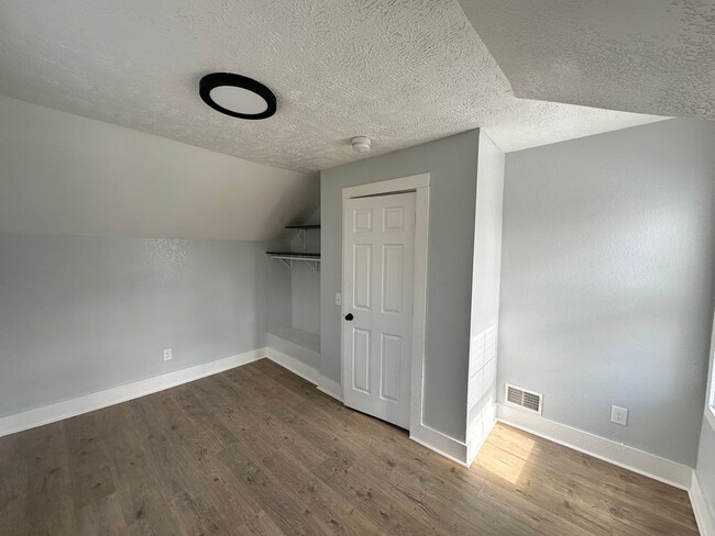 Building Photo - 215 E North - 4 Bedroom/1 Bathroom Home Do...