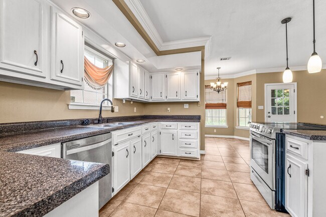 Building Photo - 4/2 Cantonment Property in Kings Road Neighborhood