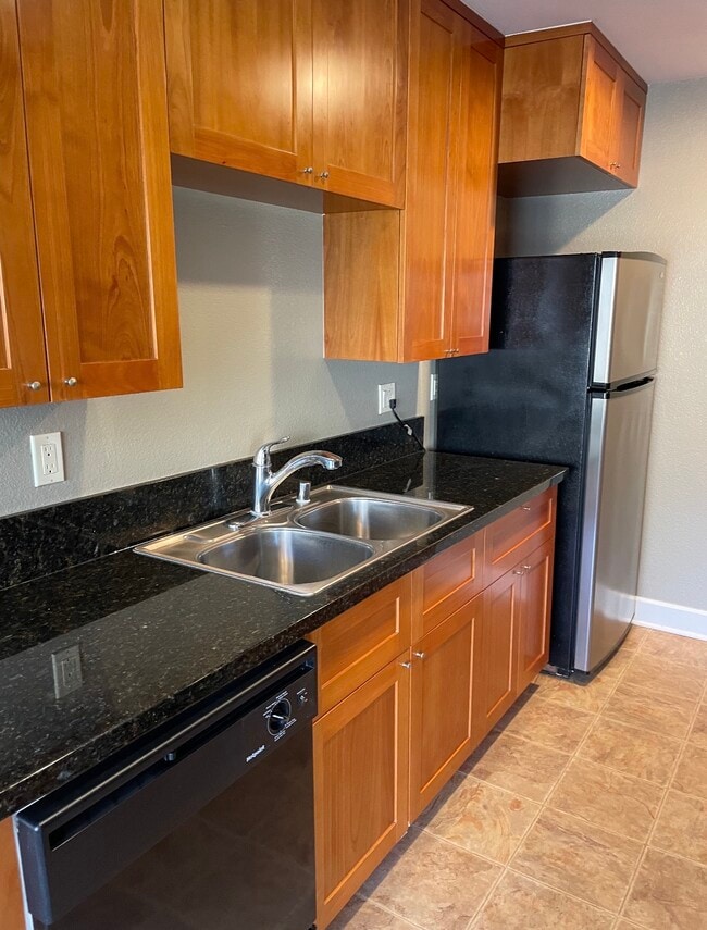Building Photo - 8525 Villa La Jolla Dr