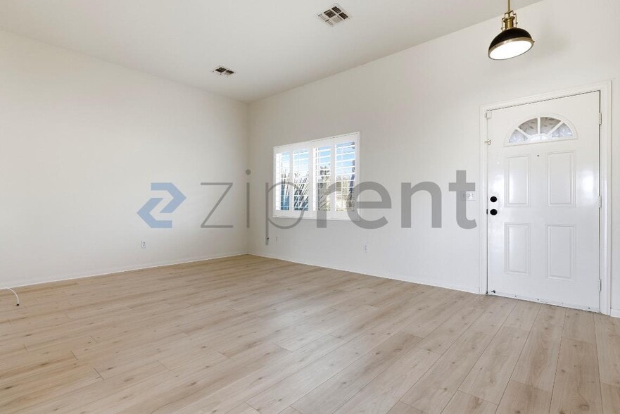 Building Photo - Unit