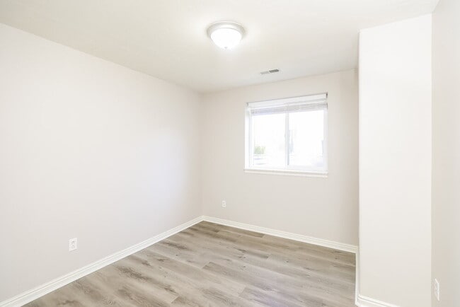 Building Photo - 5060 S Vista Dr