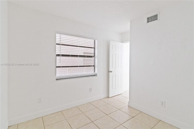 Building Photo - 1095 W 77th St