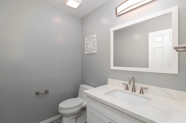 Building Photo - 3 Bedroom, 2.5 Bathroom Home with Photovol...