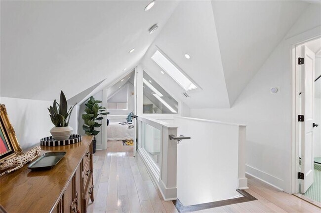 Building Photo - 724 Charles Allen Dr NE