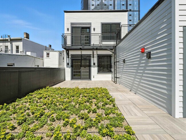 Building Photo - 633 Newark Ave