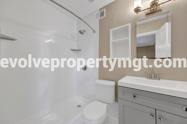 Building Photo - COLLIERVILLE HOME!!