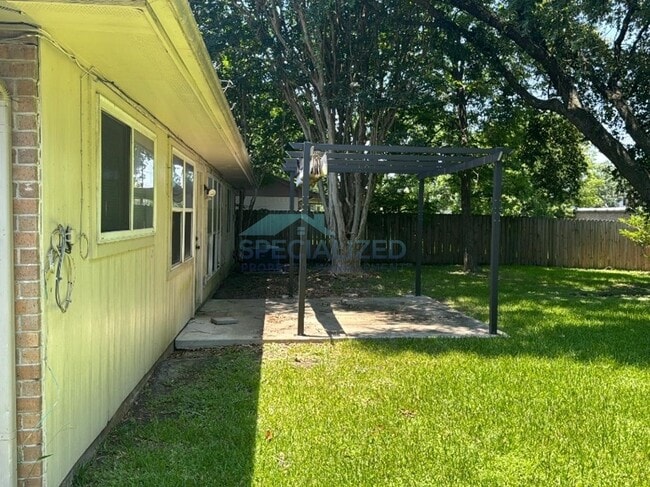 Building Photo - 2810 Pinewood Dr