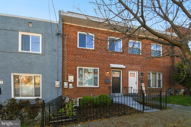 Primary Photo - 1371 Adams St NE