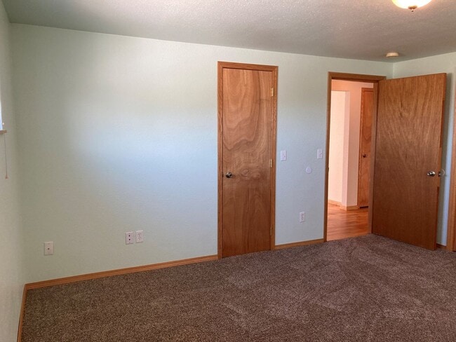 Building Photo - Spacious 4-Bedroom, 2-Bath Home with Daylight Basement, Large Yard & Two Fireplaces!.